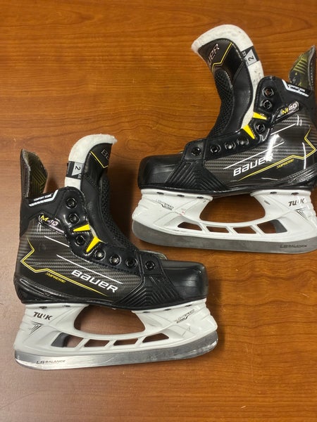 Junior Bauer Supreme M40 Hockey Skates Extra Wide Width Size 2 (Used)