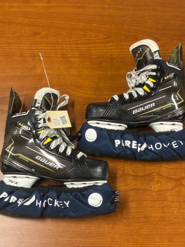Junior Bauer Supreme M40 Hockey Skates Extra Wide Width Size 3 (Used)