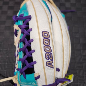 Wilson RH Outfield A2000 softball Glove 12.5"