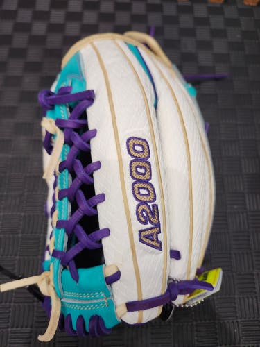 Wilson RH Outfield A2000 Baseball Glove 12.5"