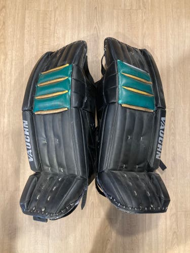 31"+1" Intermediate Vaughn Velocity V5 7270 Goalie Leg Pads