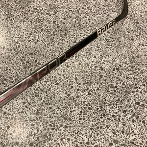 Intermediate Bauer Vapor Hyperlite Hockey Stick | RH P92