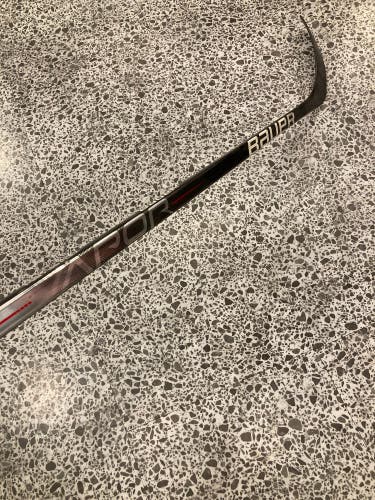 Intermediate Bauer Vapor Hyperlite Hockey Stick | RH P92