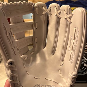 Marucci magnolia series RH Softball Glove 13" (New)