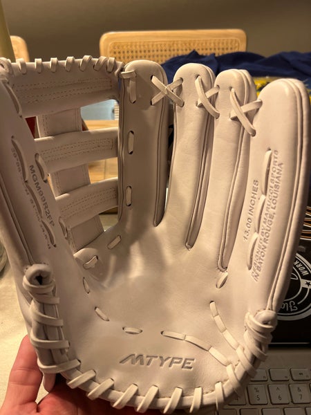 Marucci magnolia series RH Softball Glove 13" (New)