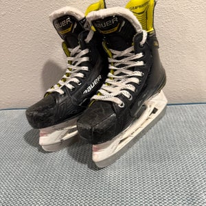 Black 2022 Bauer Supreme M4 Hockey Skates Regular Width Size 4 (Used)