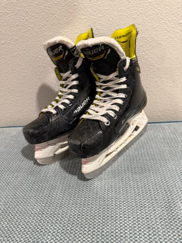 Black 2022 Bauer Supreme M4 Hockey Skates Regular Width Size 4 (Used)
