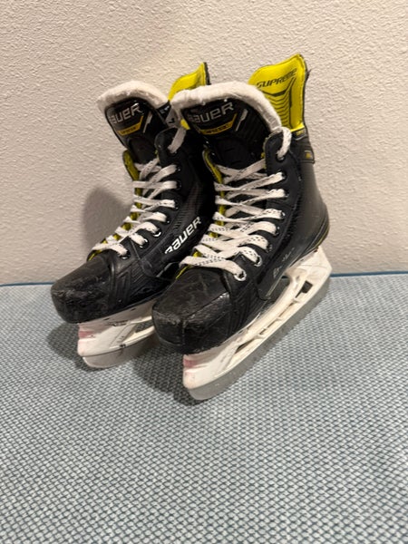 Black 2022 Bauer Supreme M4 Hockey Skates Regular Width Size 4 (Used)