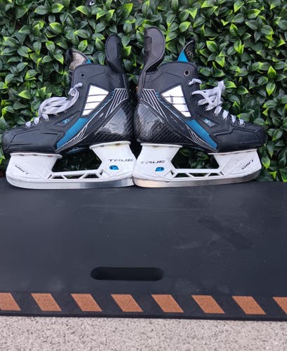 True TF9 Hockey Skates Size 4.5 intermediate (Used)