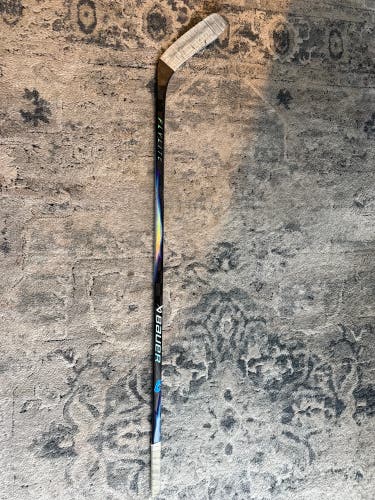 Intermediate Bauer Vapor Flylite Right Handed Hockey Stick P88 65 Flex (VERY LIGHTLY Used)