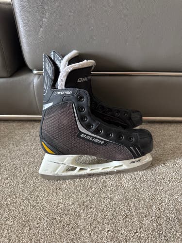 Black 2015 Bauer Supreme One.4 Hockey Skates Size 5 (Used)
