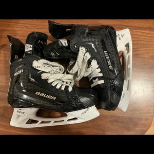 Black Bauer Supreme Mach Hockey Skates Wide Width Size 4 (Used)