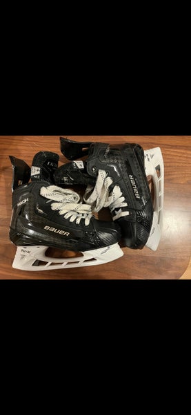 Black Bauer Supreme Mach Hockey Skates Wide Width Size 4 (Used)
