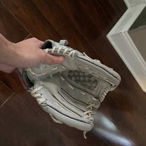 Rawlings RH Sure Catch Softball Glove 12" (Used)