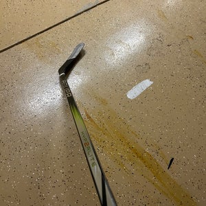 Junior Bauer Vapor Hyperlite 2 Right Handed Hockey Stick P92 40 Flex (Used)