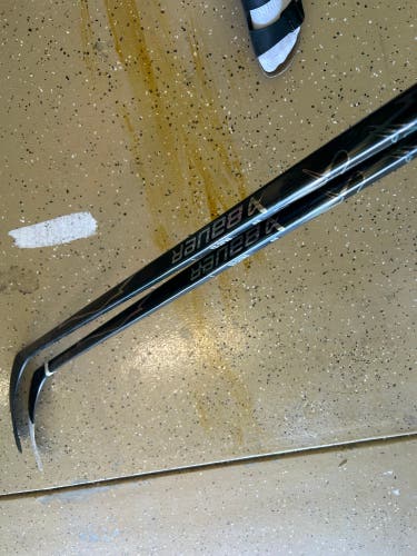 Junior Bauer Vapor Flylite Right Handed Hockey Stick P92 40 Flex (Used)