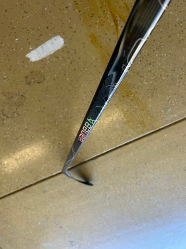 Junior Bauer Vapor Flylite Right Handed Hockey Stick P92 40 Flex (Used)