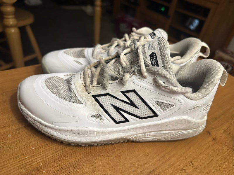 White Men's Size M 7.5 (W 8.5) New Balance Low Top Turf Cleats (Used)