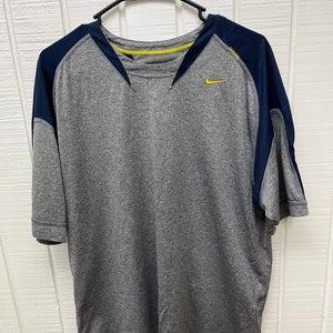 Nike Fit Team Men’s Large Tee Gray/Navy Blue/Gold Embroidered Logo Activewear