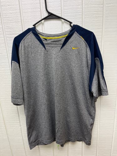 Nike Fit Team Men’s Large Tee Gray/Navy Blue/Gold Embroidered Logo Activewear