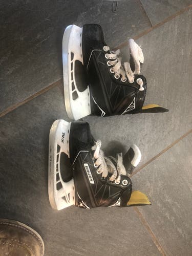 Black Bauer Supreme 160 Hockey Skates Regular Width 13 (Used)