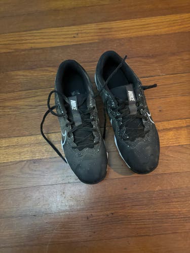 Black Kid's 5.5Y (Big Kids / Youth) Youth Nike Low Top Molded Cleats (Used)