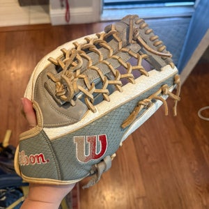2024 Wilson A2000 RH Outfield Softball Glove 12.5" (Used)