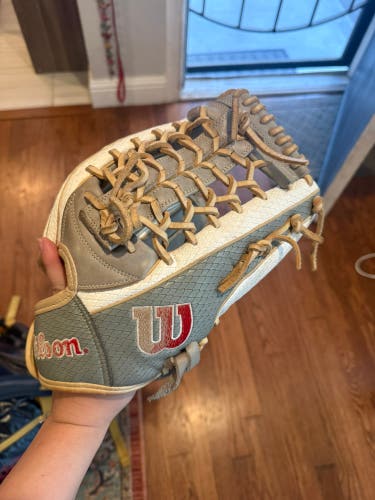 2024 Wilson A2000 RH Outfield Softball Glove 12.5" (Used)