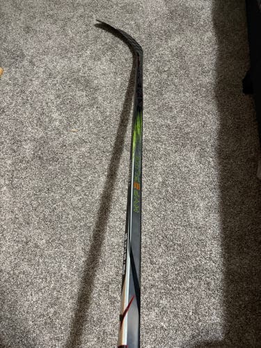 Senior Bauer Vapor Hyperlite 2 Right Handed Hockey Stick P92 65 Senior Flex
