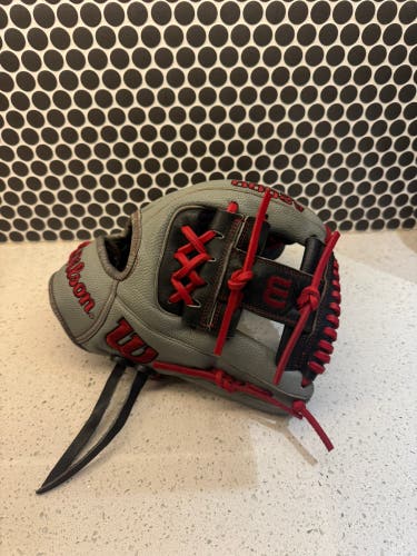Wilson DP15 A2000 RH Infield Baseball Glove 11.5" (Used)