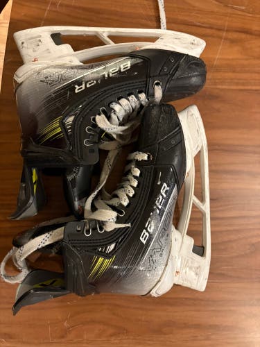 Bauer Vapor Hyperlite 2 Hockey Skates Wide Width Size 5 (Used)
