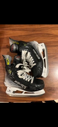 Bauer Vapor Hyperlite 2 Hockey Skates Regular Width Size 4.5 (Used)