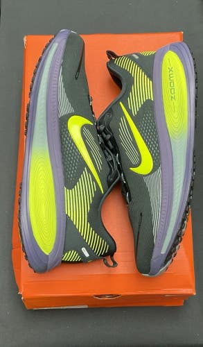 Nike Mens Vomero 18 Size 13 (Seaweed/Volt-Cannon/ Algue/Cannon /Volt)