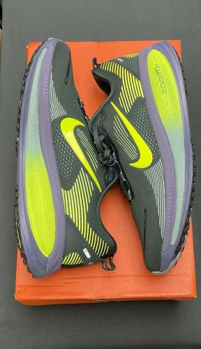 Nike Mens Vomero 18 Size 13 (Seaweed/Volt-Cannon/ Algue/Cannon /Volt)