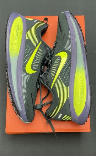 Nike Mens Vomero 18 Size 10.5 (Seaweed/Volt-Cannon/ Algue/Cannon /Volt)