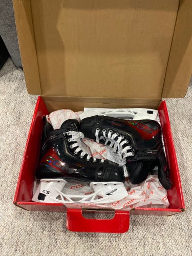 2025 CCM JetSpeed FT8 Pro Hockey Skates Regular Width Size 2.5 (Used)