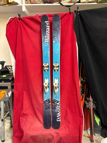 Skis: Blizzard Dakota skis, 177cm. Bindings: Marker, binding Range: 290-343mm, 108 center foot . NEE