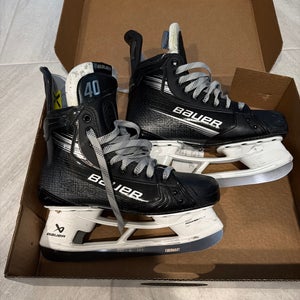 Black 2023 Bauer Vapor Hyperlite 2 Hockey Skates Regular Width Pro Stock 8.5 (Used)