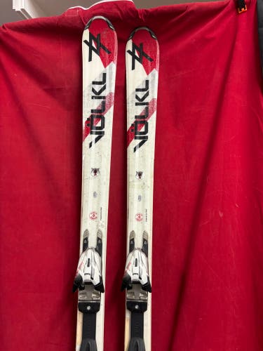 Skis: Völkl Unlimited AC 20 all-mountain skis,  170cm. Bindings: Marker, binding range: 290-343mm