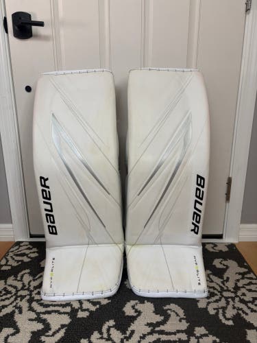 Medium 2023 Bauer Vapor Hyperlite 2 Goalie Leg Pads (Used)