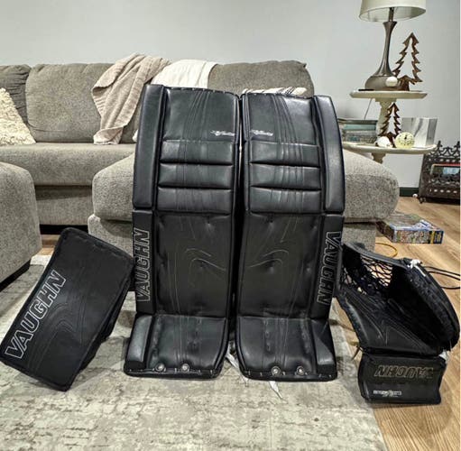 33" Vaughn V10 Pro Carbon Goalie Leg Pads (Used)