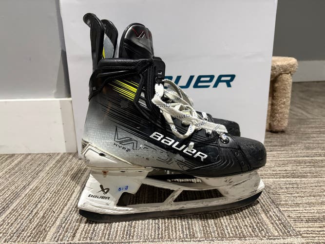 2023 Bauer Vapor Hyperlite 2 Hockey Skates 8.5 (Used)