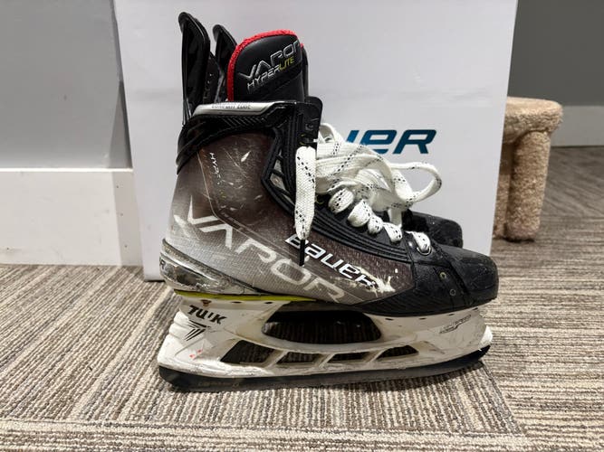 2021 Bauer Vapor Hyperlite Hockey Skates 8.5 (Used)