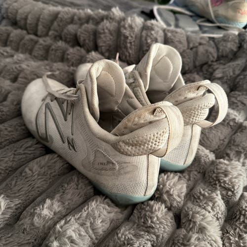 White Men's Size M 9.5 (W 10.5) Adult New Balance Freeze 2.0 Mid Top Molded Cleats (Used)