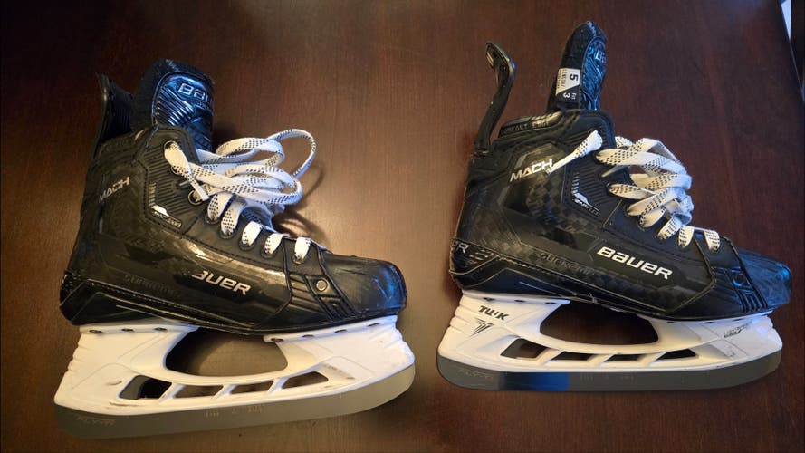 Black Bauer Supreme Mach Hockey Skates Size 5 (Used)