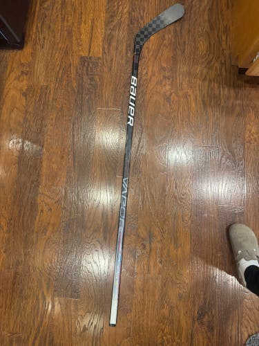 Intermediate Bauer Vapor Hyperlite Right Handed Hockey Stick P92 55 Flex (Used) Uncut