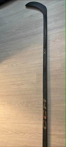 NEW Senior CCM XF Ghost Right Hand Hockey Stick P28 70 Flex (New)