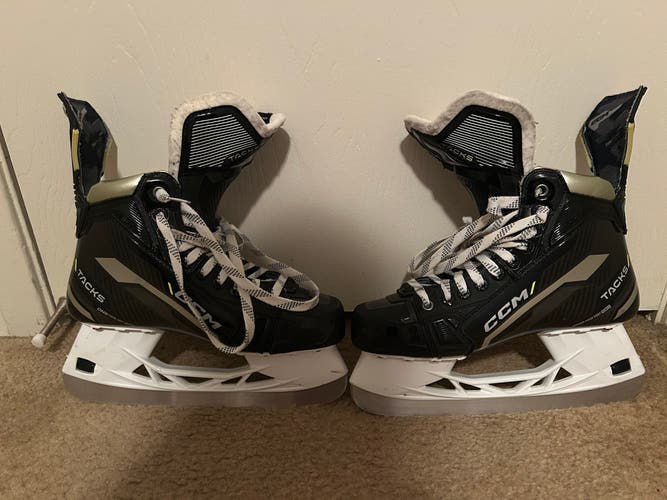 2022 CCM AS-V Tacks Hockey Skates Regular Width 8 (Used)