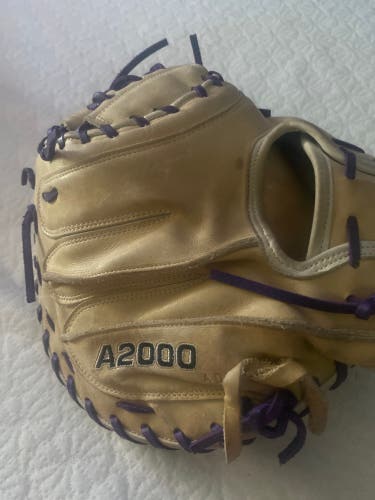 2023 Wilson A2000 CM33 RH Catcher's Baseball Glove 33" (Used)