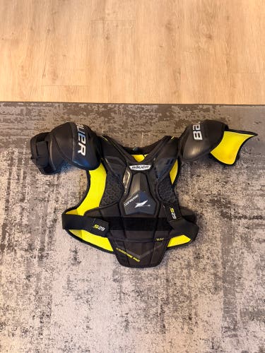 Men's Medium Senior Bauer Supreme S29 Shoulder Pads (Used)